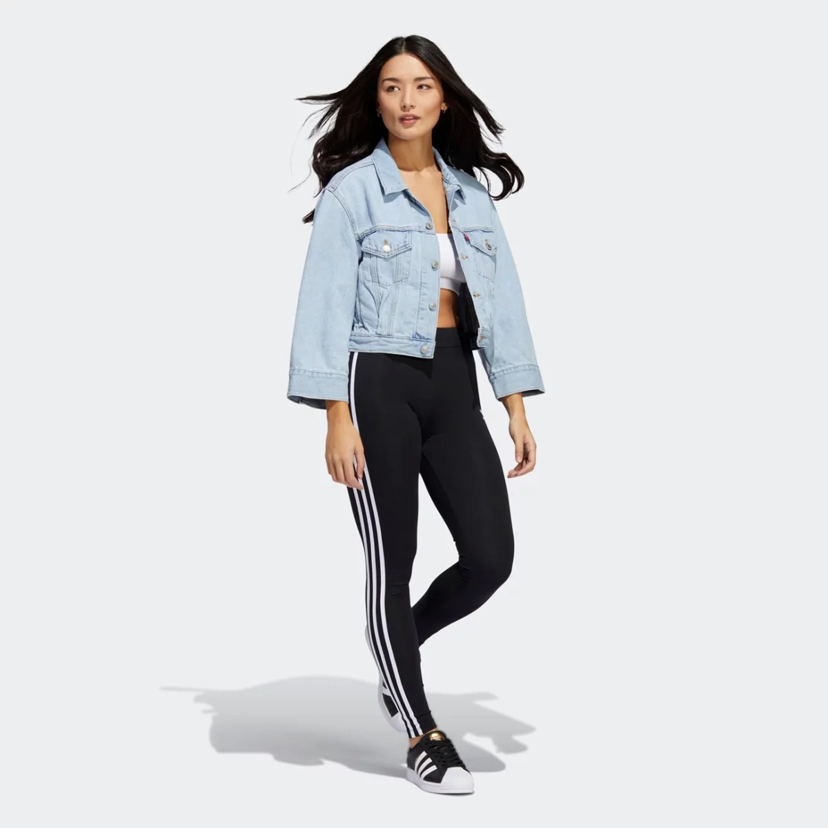 hd2350_app_on-model_walking_gradient-huge-665774e3029ae