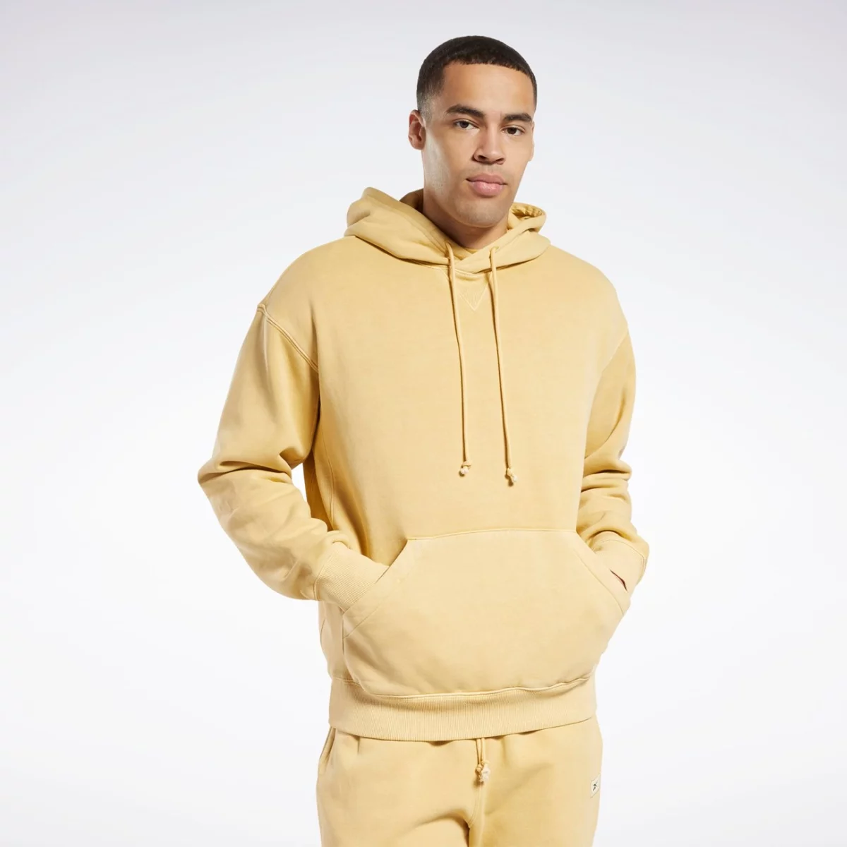 hk7089_2_apparel_on-model_standard-view_grey-huge-665791c78656f