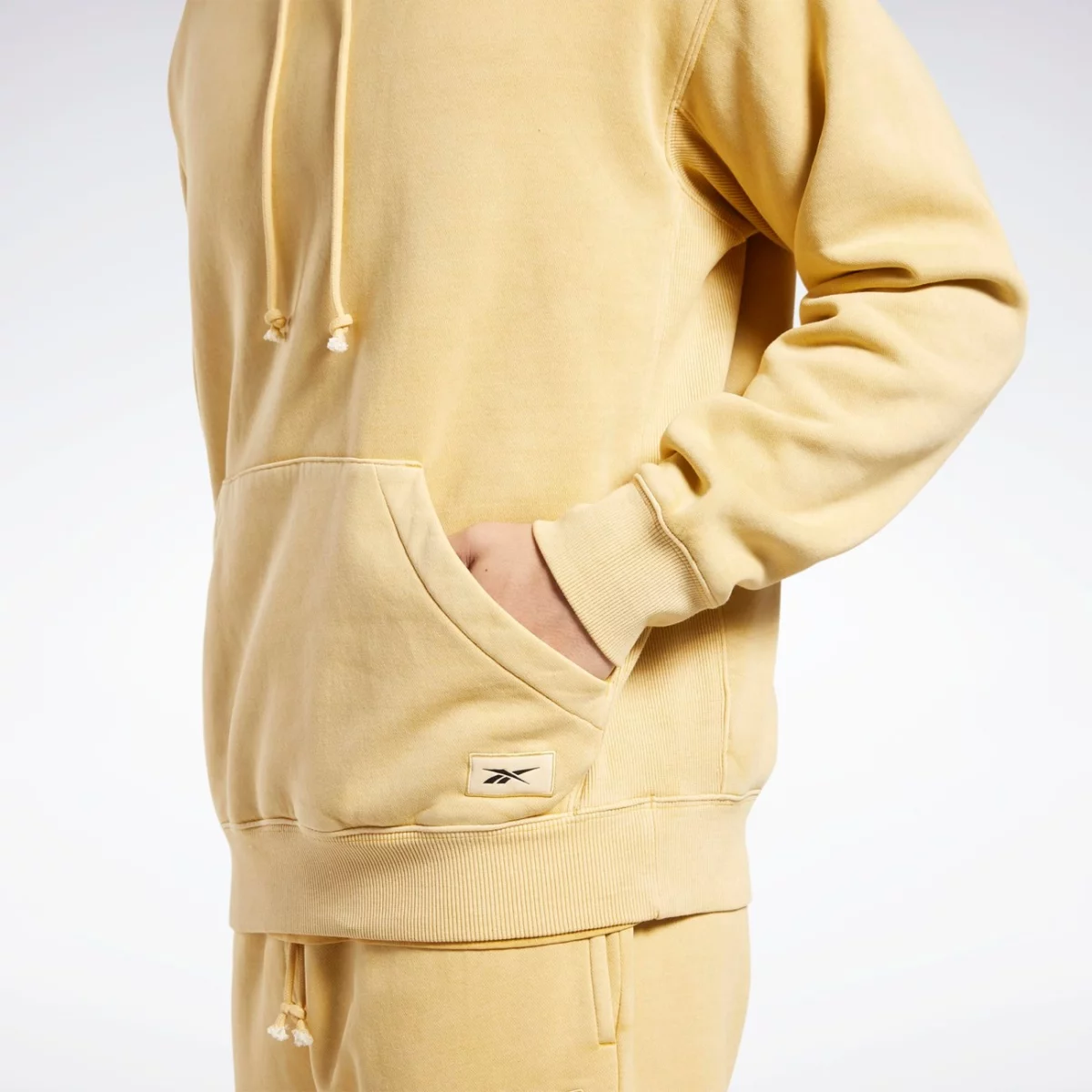 hk7089_6_apparel_on-model_detail-view-2_grey-huge-665791cc02684