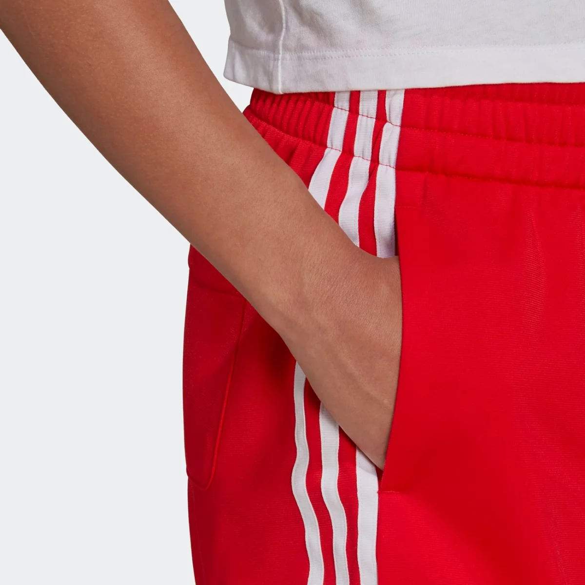 he9495_app_on-model_detail-1_gradient-huge-6657754ce416c