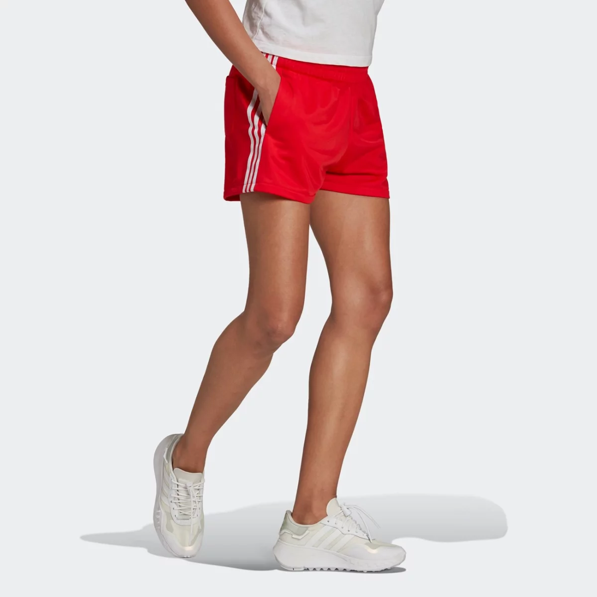 he9495_app_on-model_walking_gradient-huge-6657754a076e9