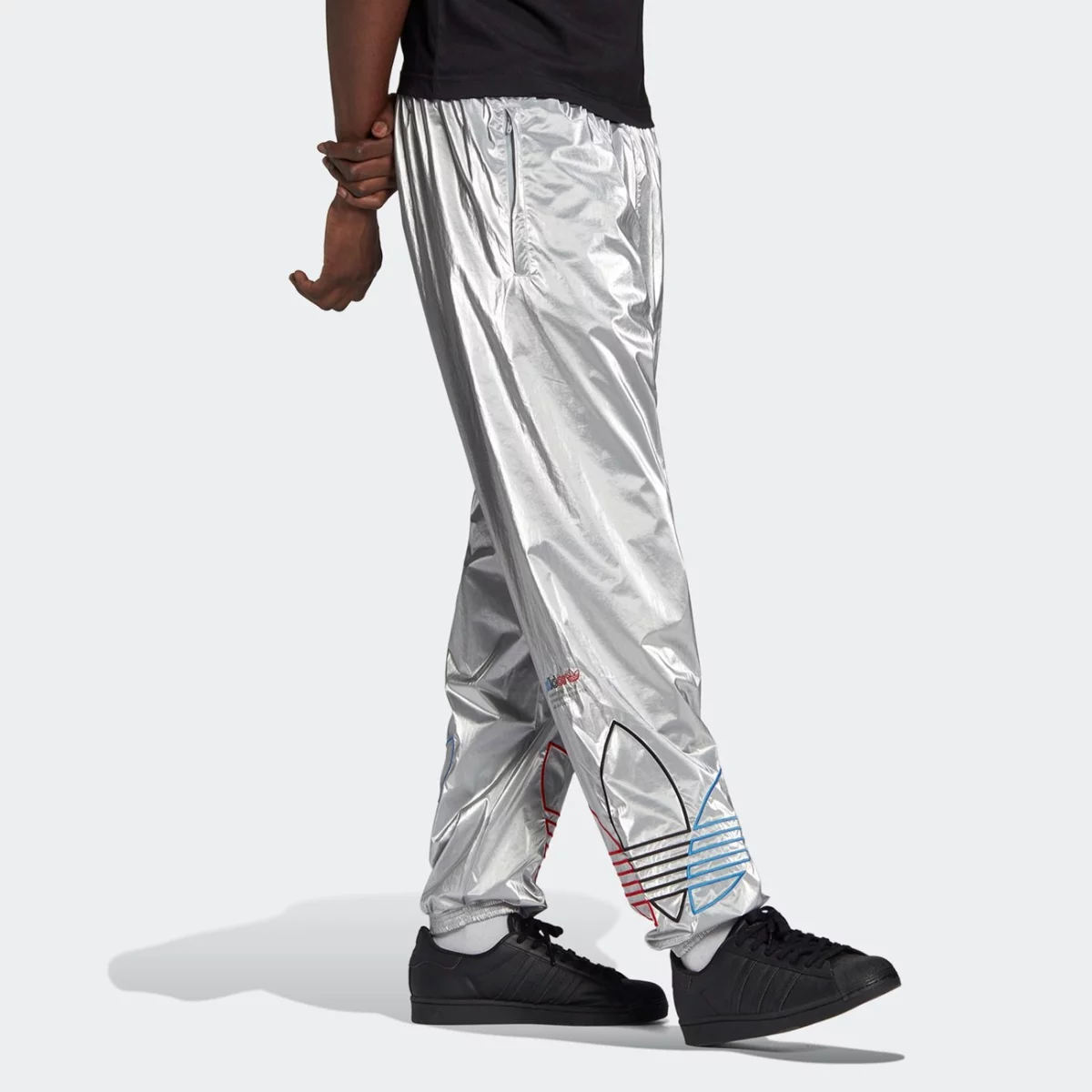 gn4213_app_on-model_walking_gradient-huge-66575326c9a39