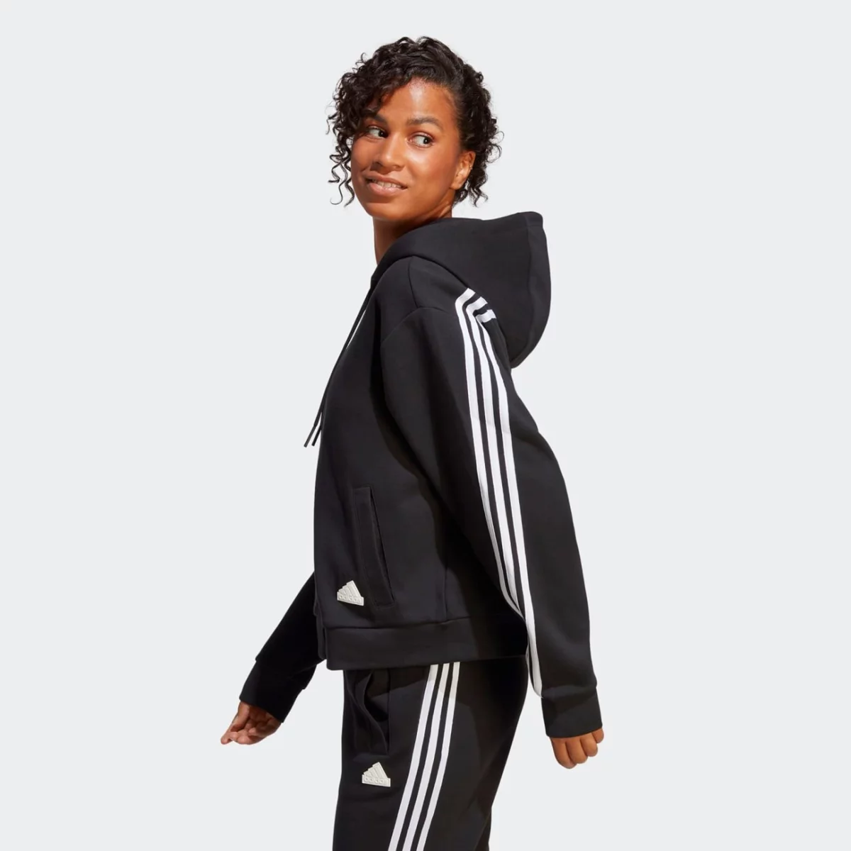 ht4715_6_apparel_on-model_side-view_grey-huge-6657a11389c47