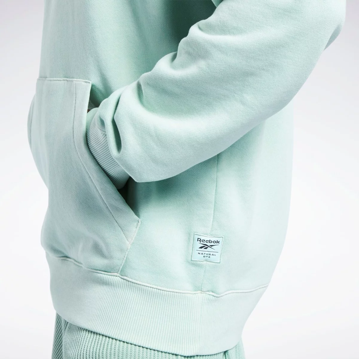 h54452_app_on-model_detail-1_gradient-huge-665777a38f5ef