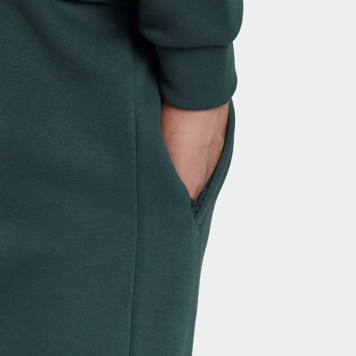 hk0106_7_apparel_on-model_detail-view-2_grey-huge-665793f24cb44