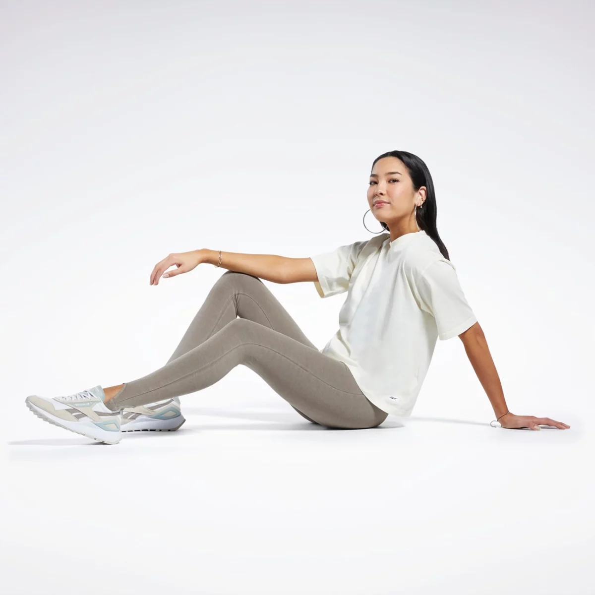 hh9704_5_apparel_on-model_side-view_grey-huge-66579237bfb60
