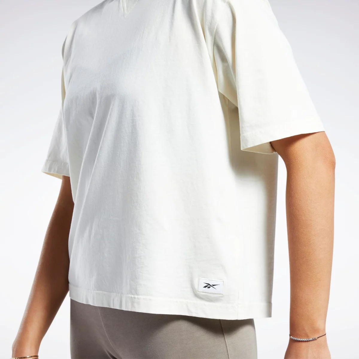 hh9704_6_apparel_on-model_detail-view-1_grey-huge-665792391e08f