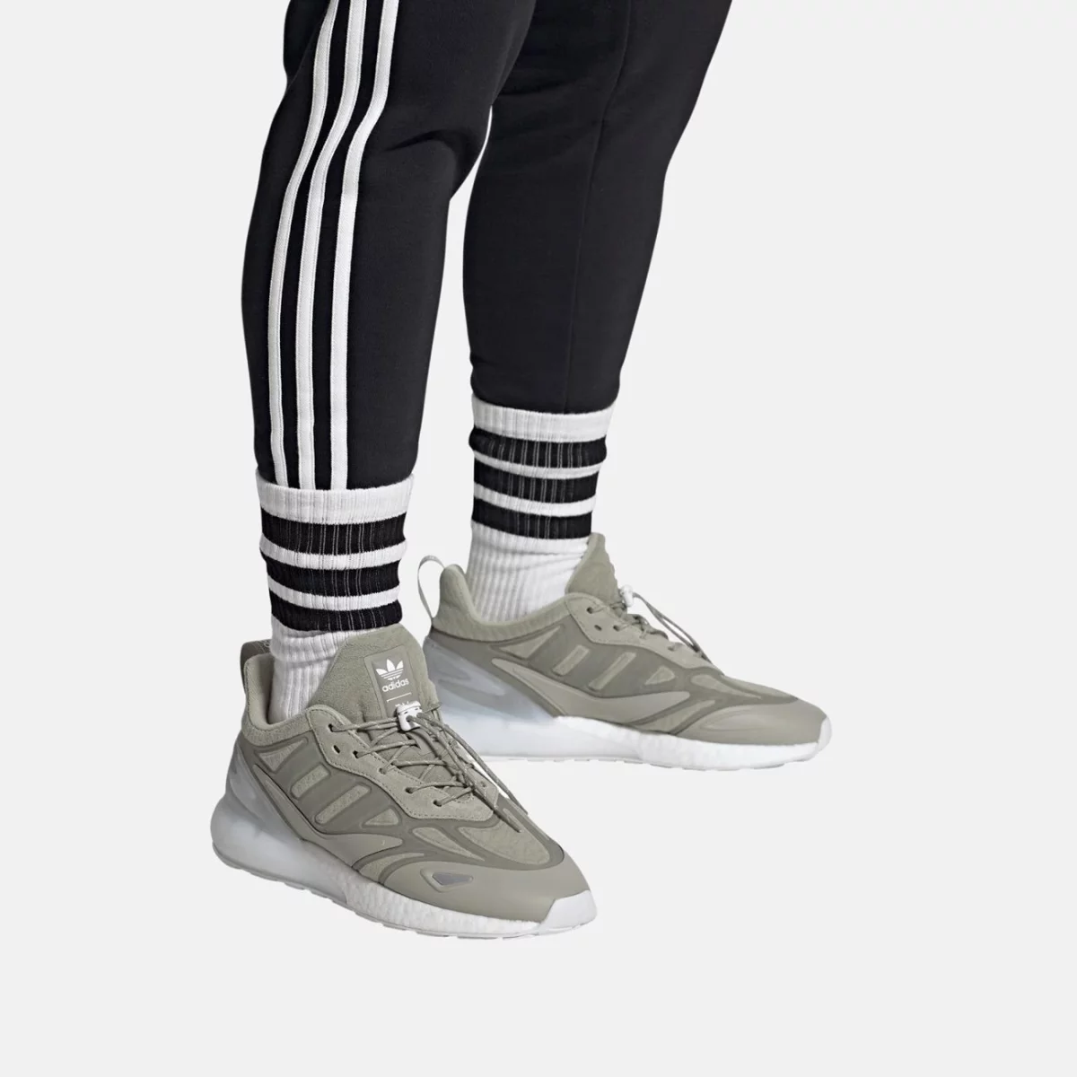 gw8239_11_footwear_on-model_front-view_transparent-huge-66580a302b72b