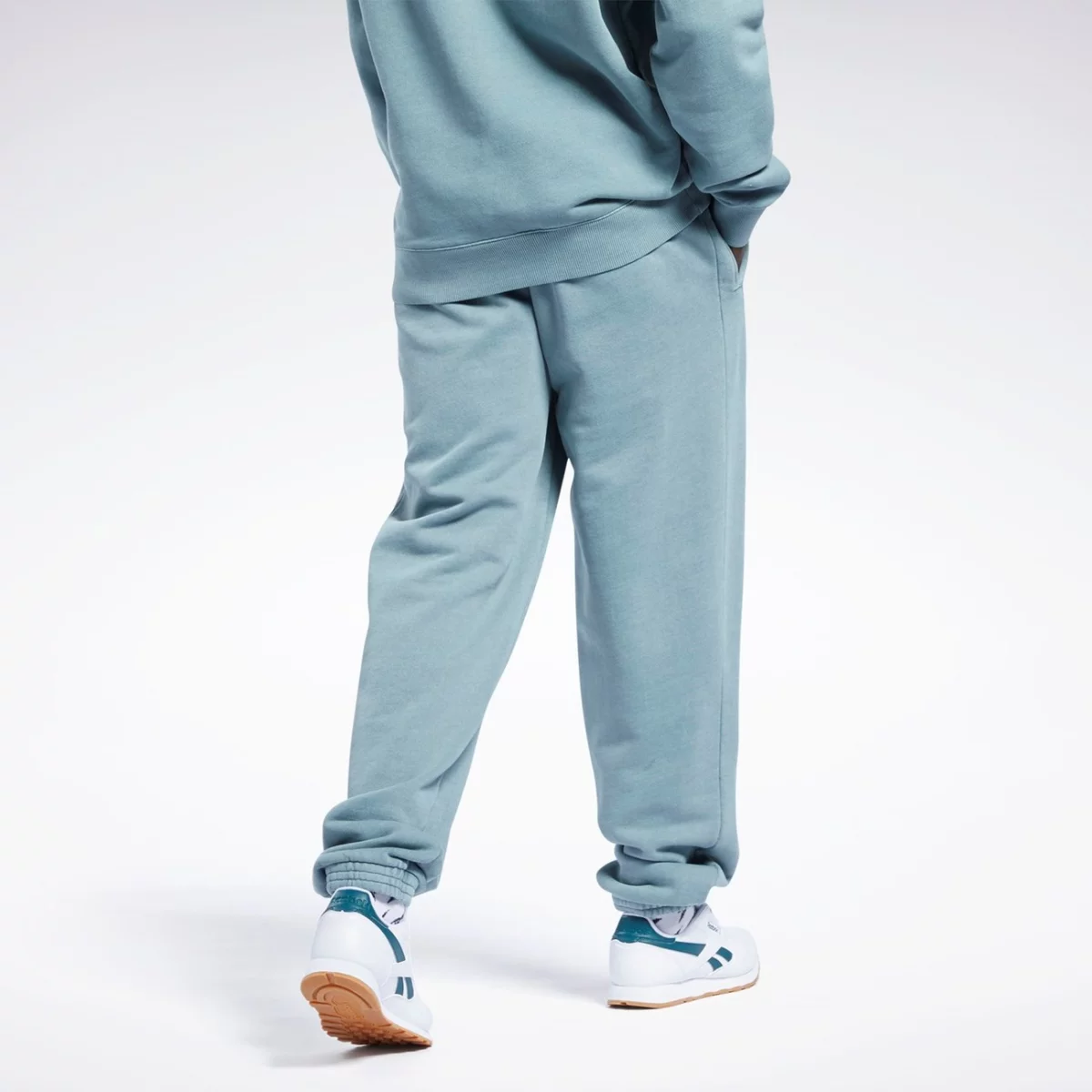 gs9156_app_on-model_back_gradient-huge-665765c4ac3f9