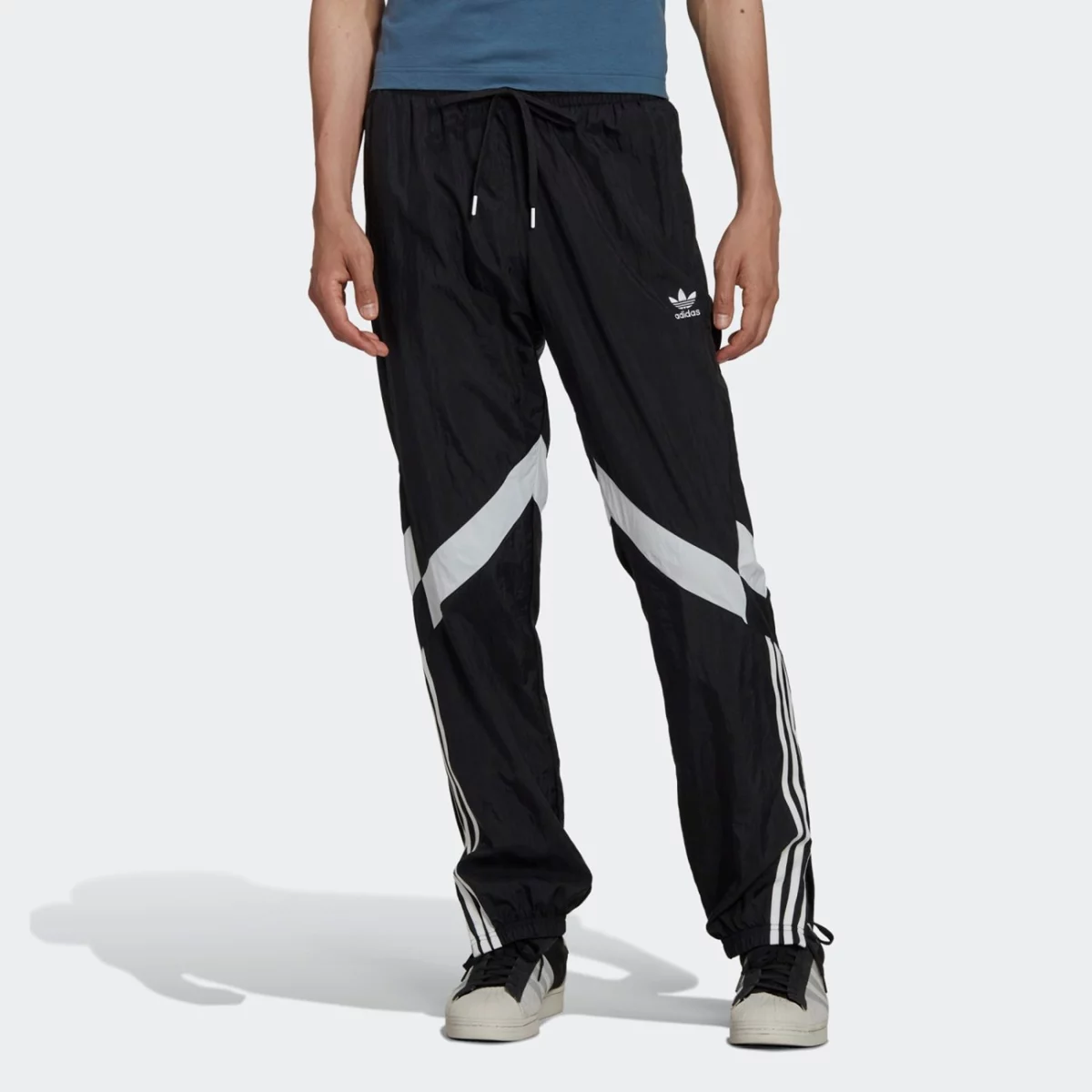 hk7325_3_apparel_on-model_standard-view_grey-huge-6657929bb95de