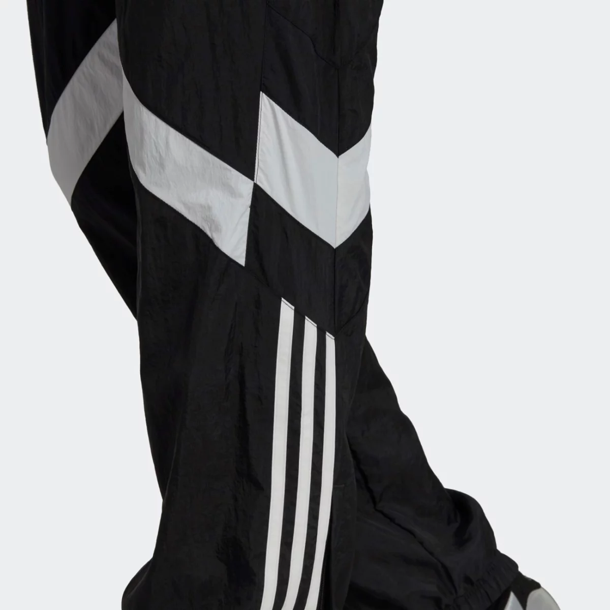 hk7325_9_apparel_on-model_detail-view-3_grey-huge-665792a15049c
