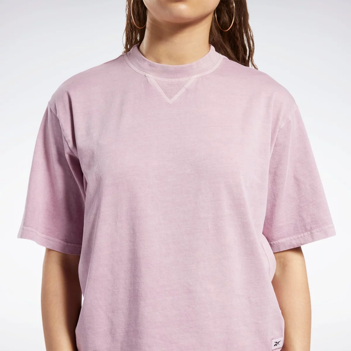 hk6950_7_apparel_on-model_detail-view-2_grey-huge-665791de7317d