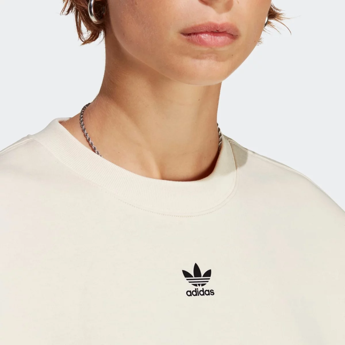 ia6502_7_apparel_on-model_detail-view-1_grey-huge-6657b24dd26be
