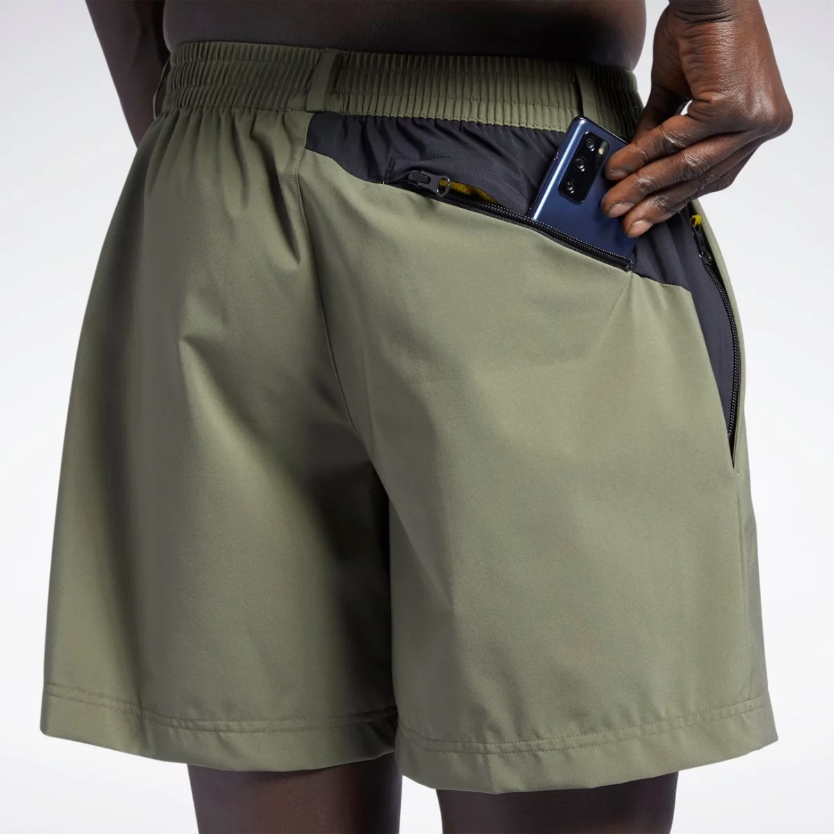 h54406_app_on-model_detail-2_gradient-huge-6657789c8d868