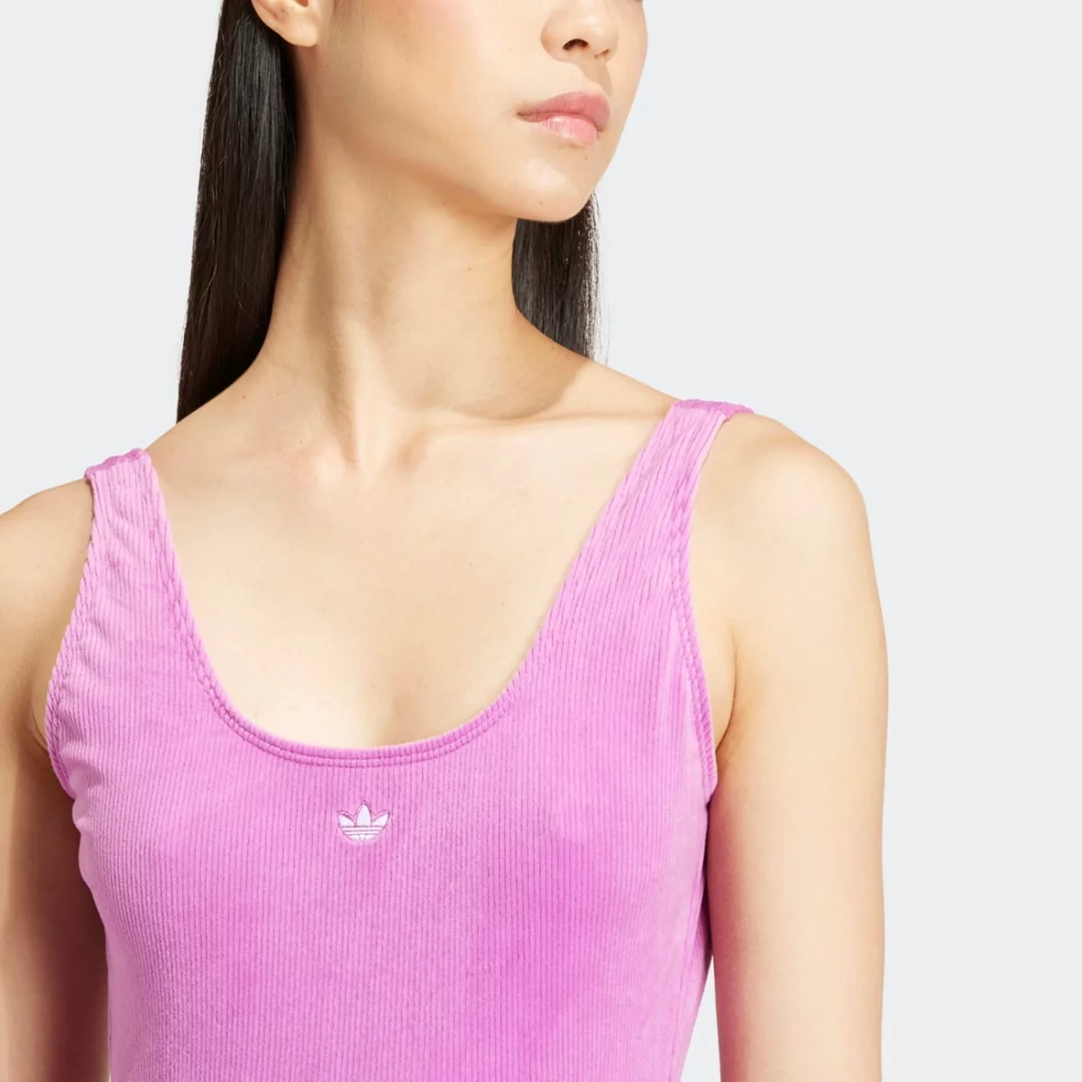 is1894_8_apparel_on-model_detail-view-2_grey-huge-66570391d433e
