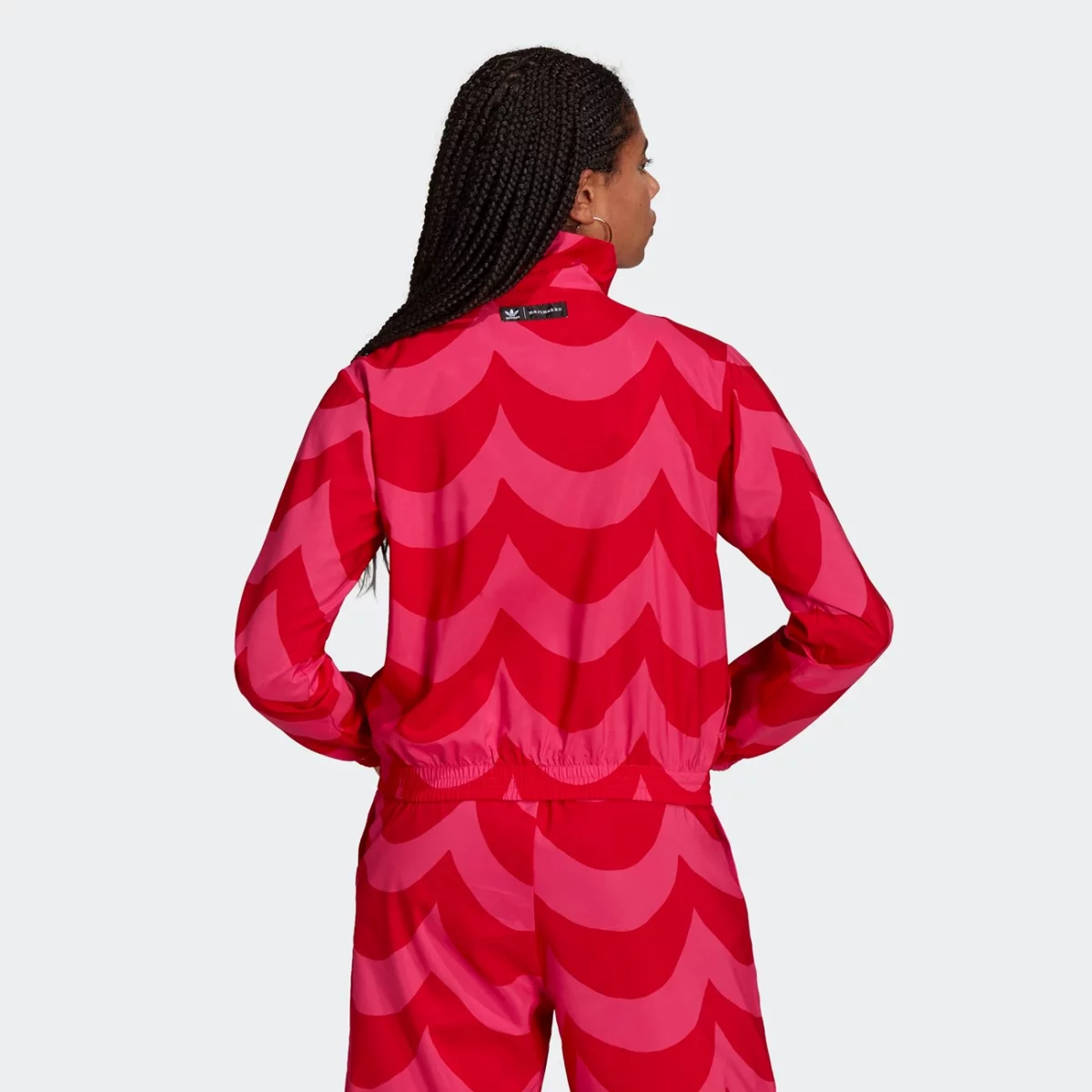 h20484_app_on-model_back_gradient-huge-66576244c731a
