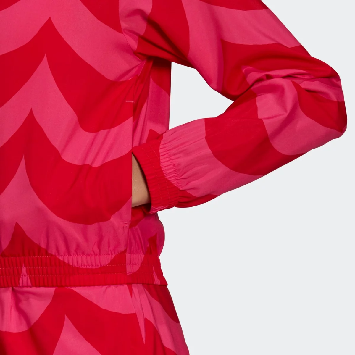 h20484_app_on-model_detail-1_gradient-huge-665762497fd01