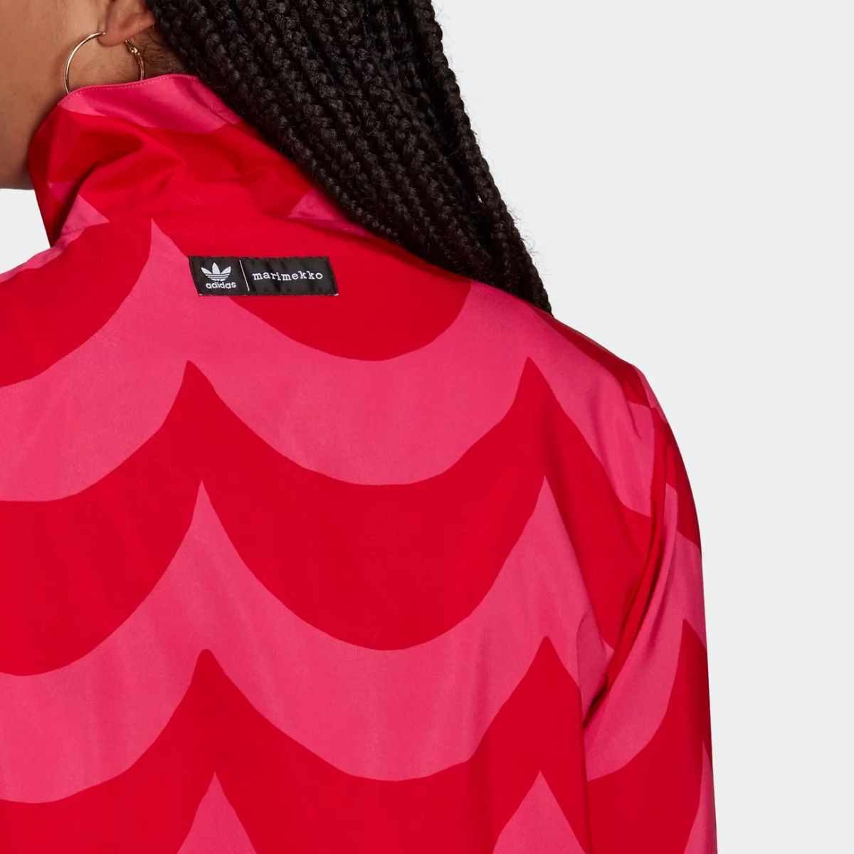 h20484_app_on-model_detail-2_gradient-huge-66576247ce067