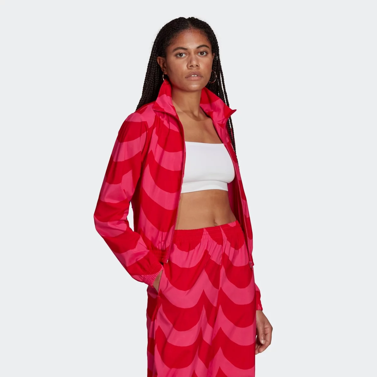 h20484_app_on-model_walking_gradient-huge-665762464b69e
