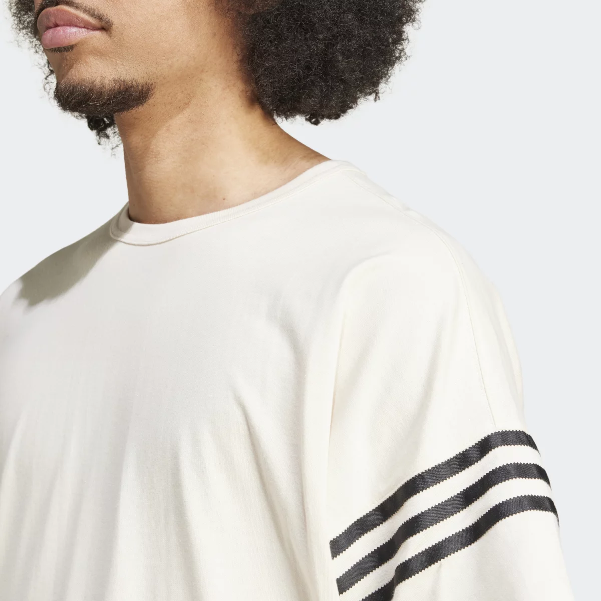 6708ea96c2d39JF9139_8_APPAREL_On_Model_Detail_View_2_grey