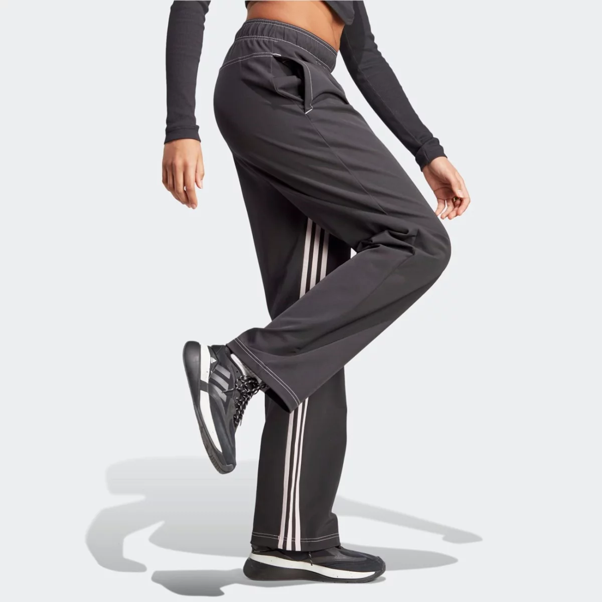 ia3143_5_apparel_on-model_walking-view_grey-huge-6657a7c44c11b