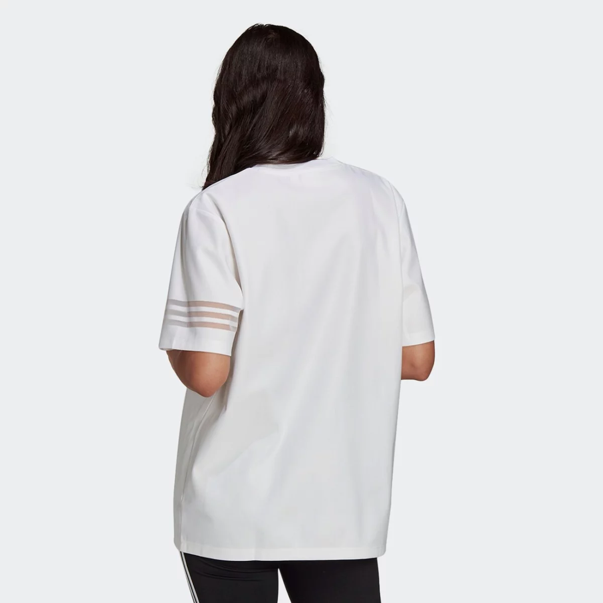 gn3206_app_on-model_back_gradient-huge-66575680f1452
