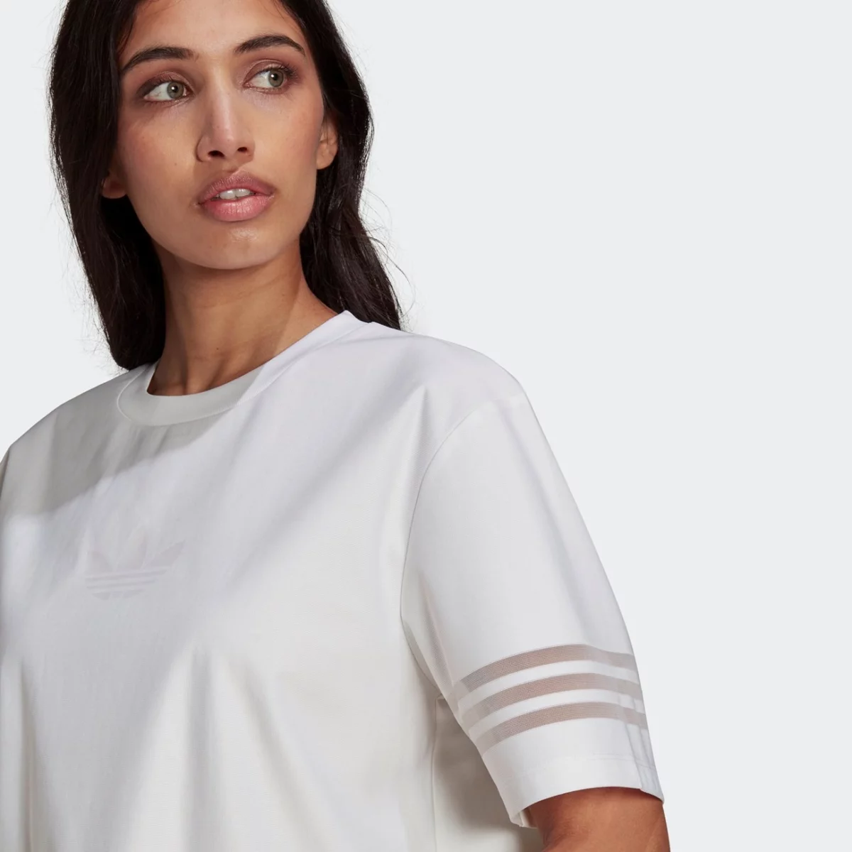 gn3206_app_on-model_detail-1_gradient-huge-66575684197a4