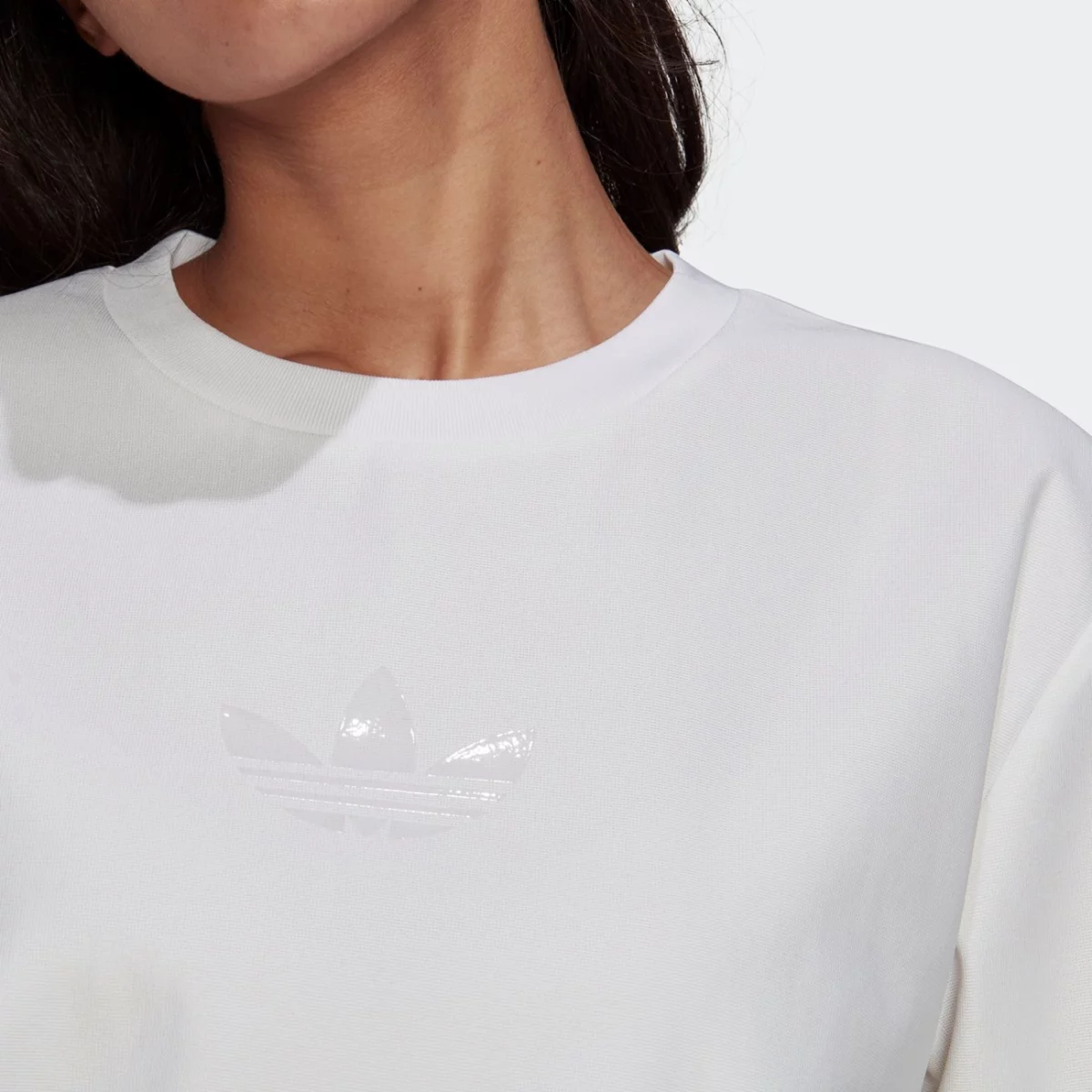 gn3206_app_on-model_detail-2_gradient-huge-66575685a7736