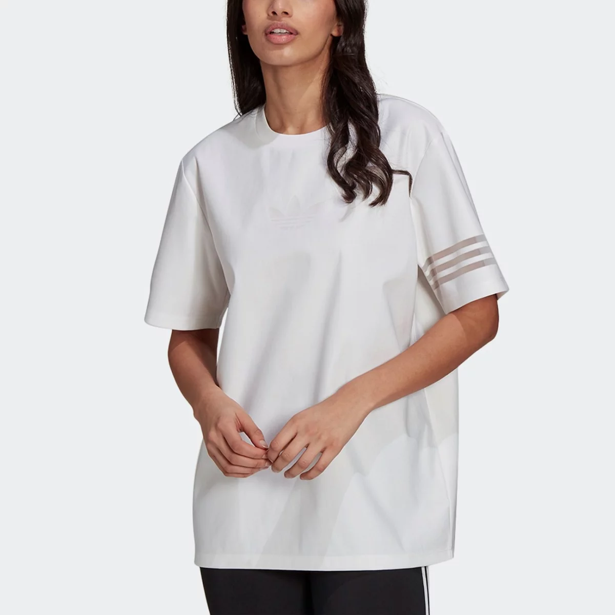 gn3206_app_on-model_front_gradient-huge-6657568252aab