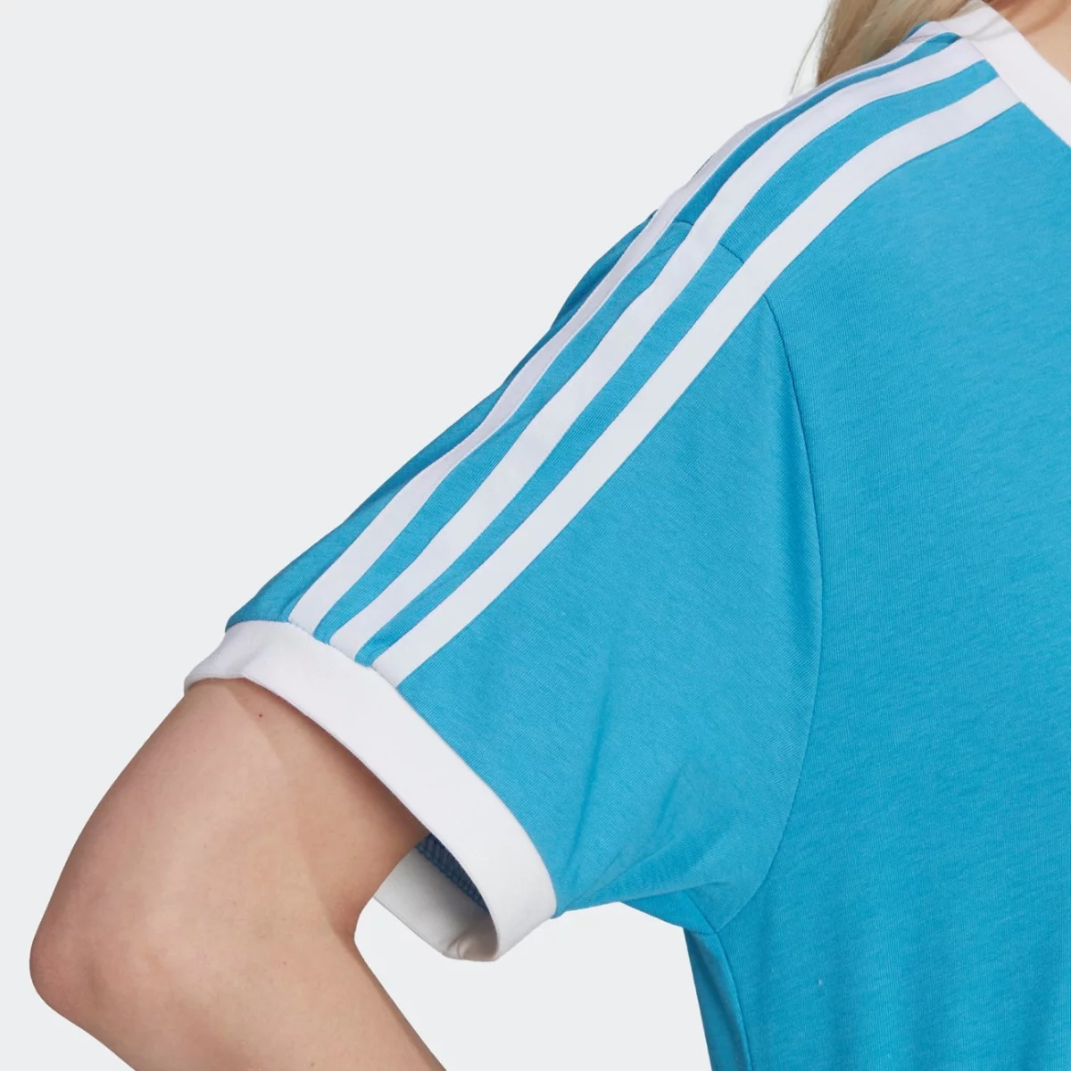 hc1963_app_on-model_detail-2_gradient-huge-6657796e921bd
