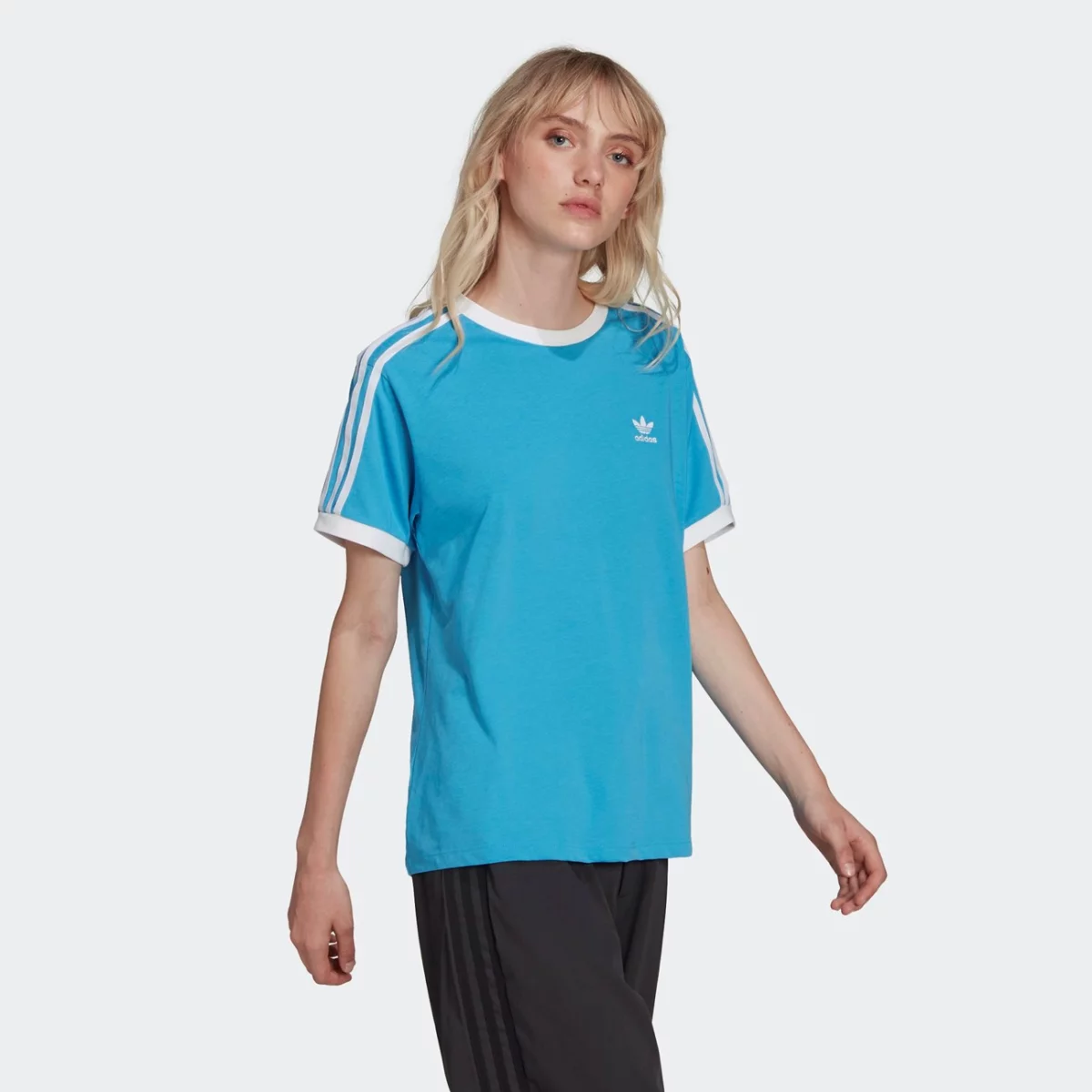 hc1963_app_on-model_walking_gradient-huge-6657796b1b0e9