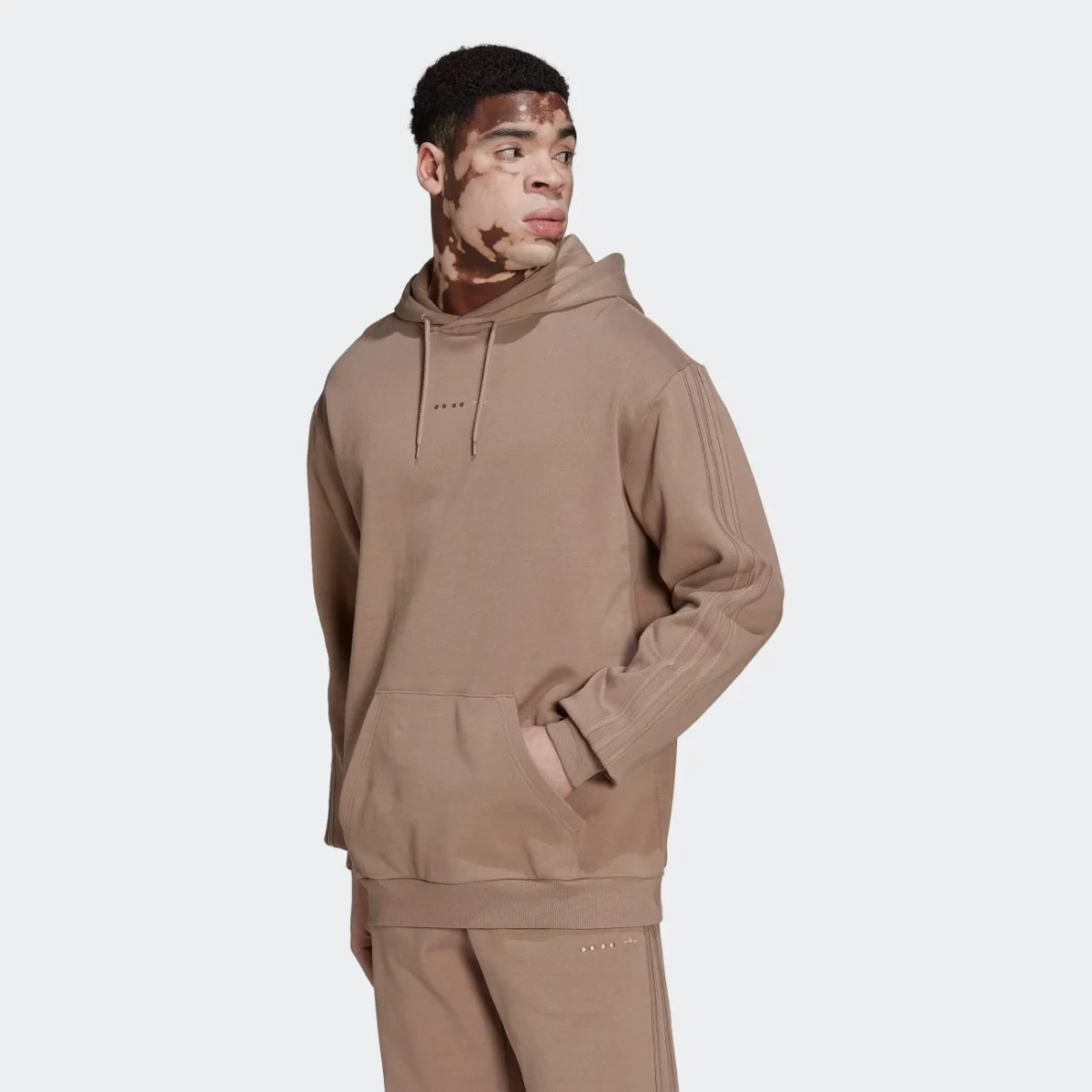 hk2726_3_apparel_on-model_standard-view_grey-huge-6657947acbd27