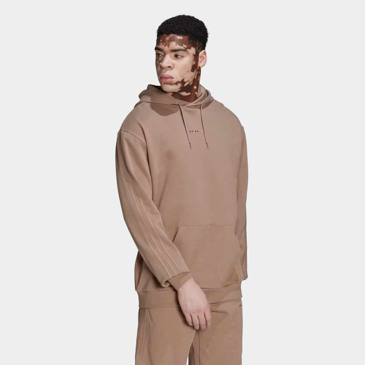 hk2726_6_apparel_on-model_walking-view_grey-huge-6657947d69be7