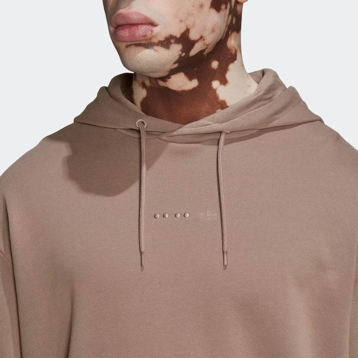 hk2726_7_apparel_on-model_detail-view-1_grey-huge-6657947e9fce8