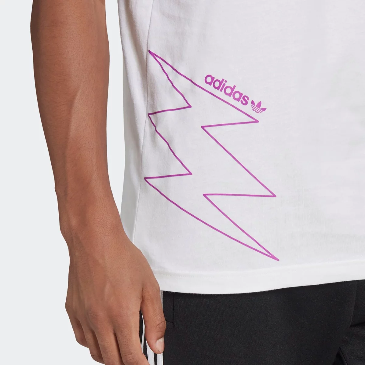he4713_app_on-model_detail-2_gradient-huge-6657768b7a48c