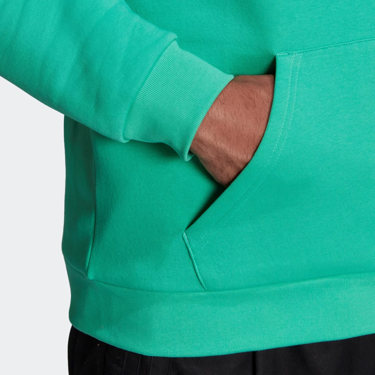 he9420_app_on-model_detail-2_gradient-huge-665776bc7e8e8