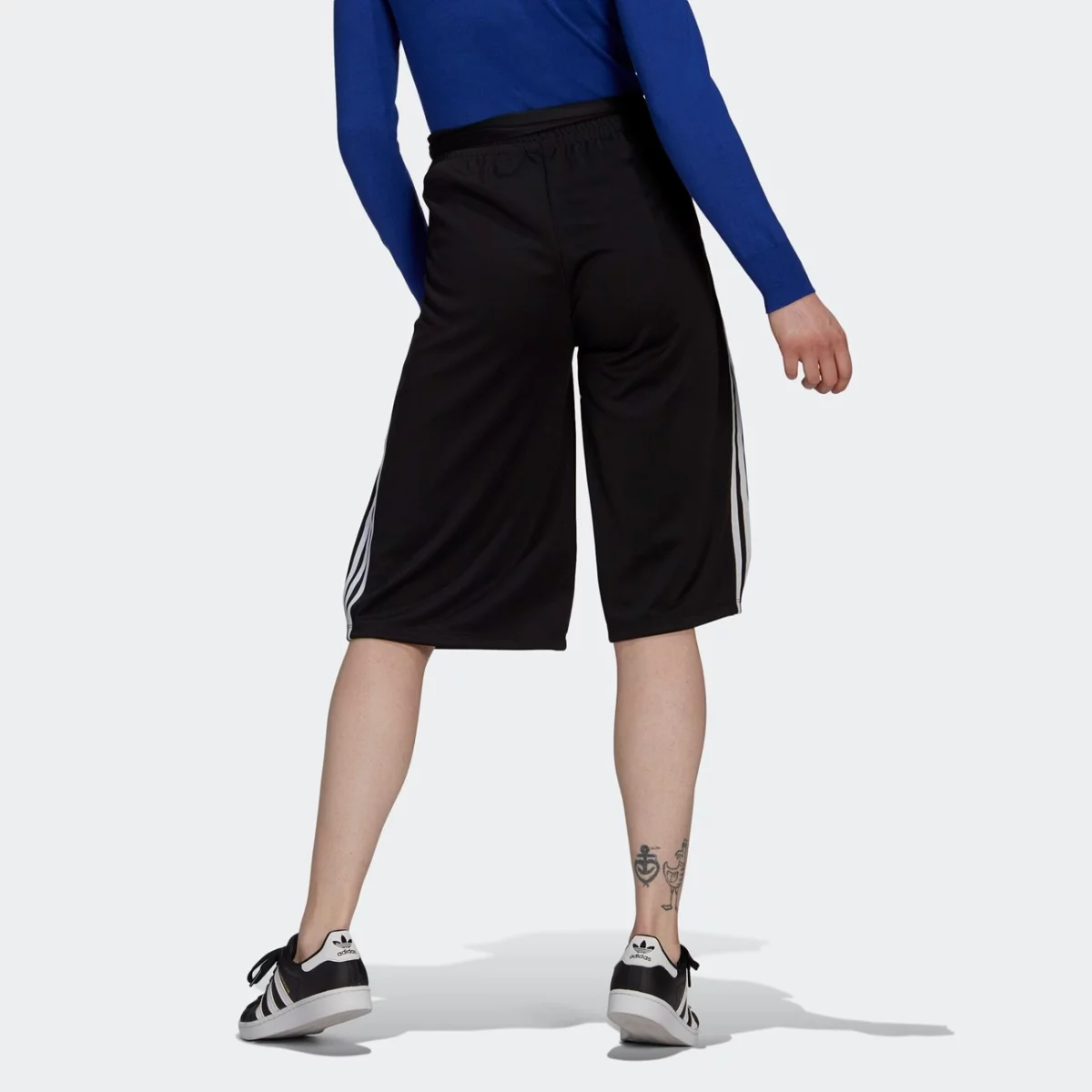 gn3167_app_on-model_back_gradient-huge-665756a5556d4