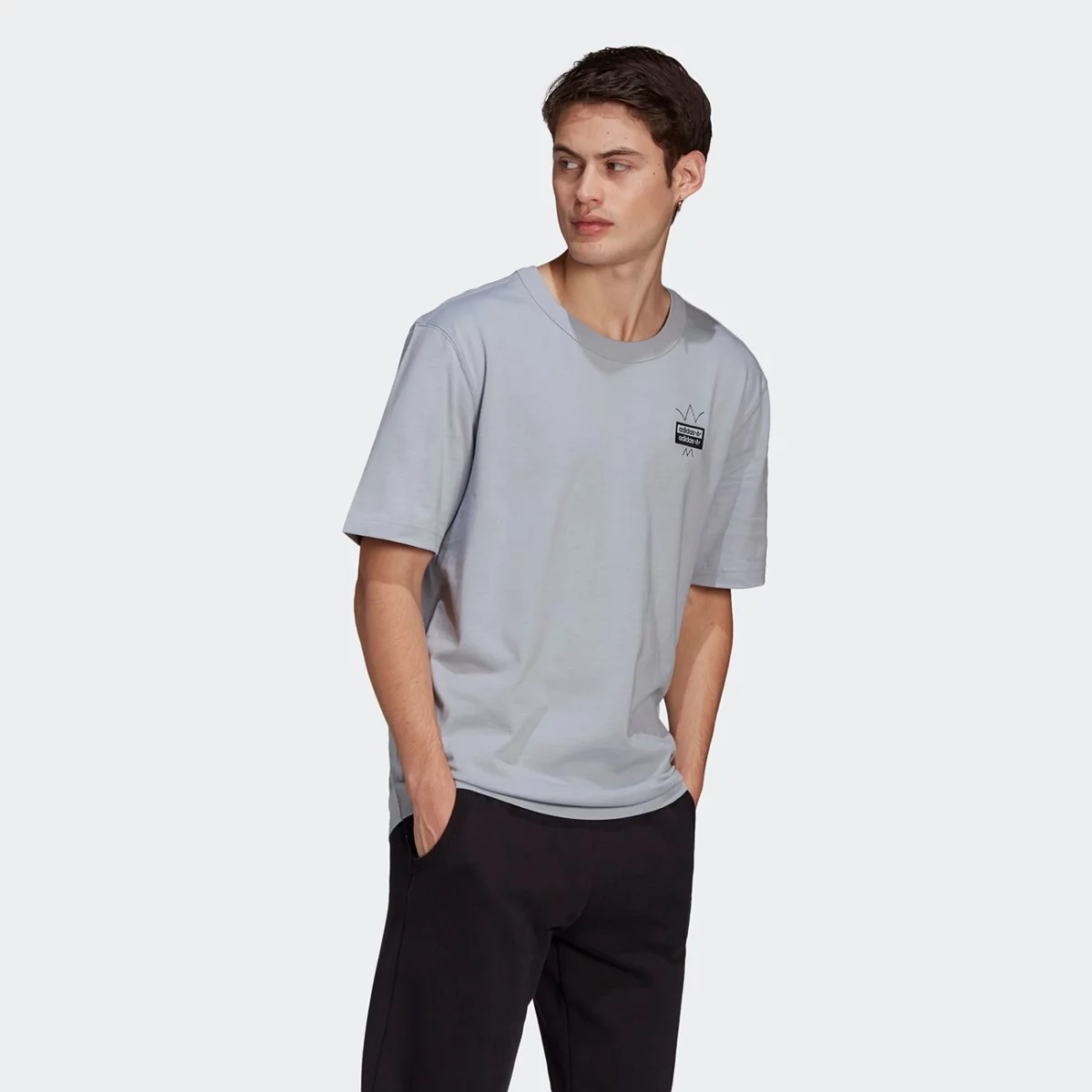 gn3331_app_on-model_walking_gradient-huge-66575614835c7