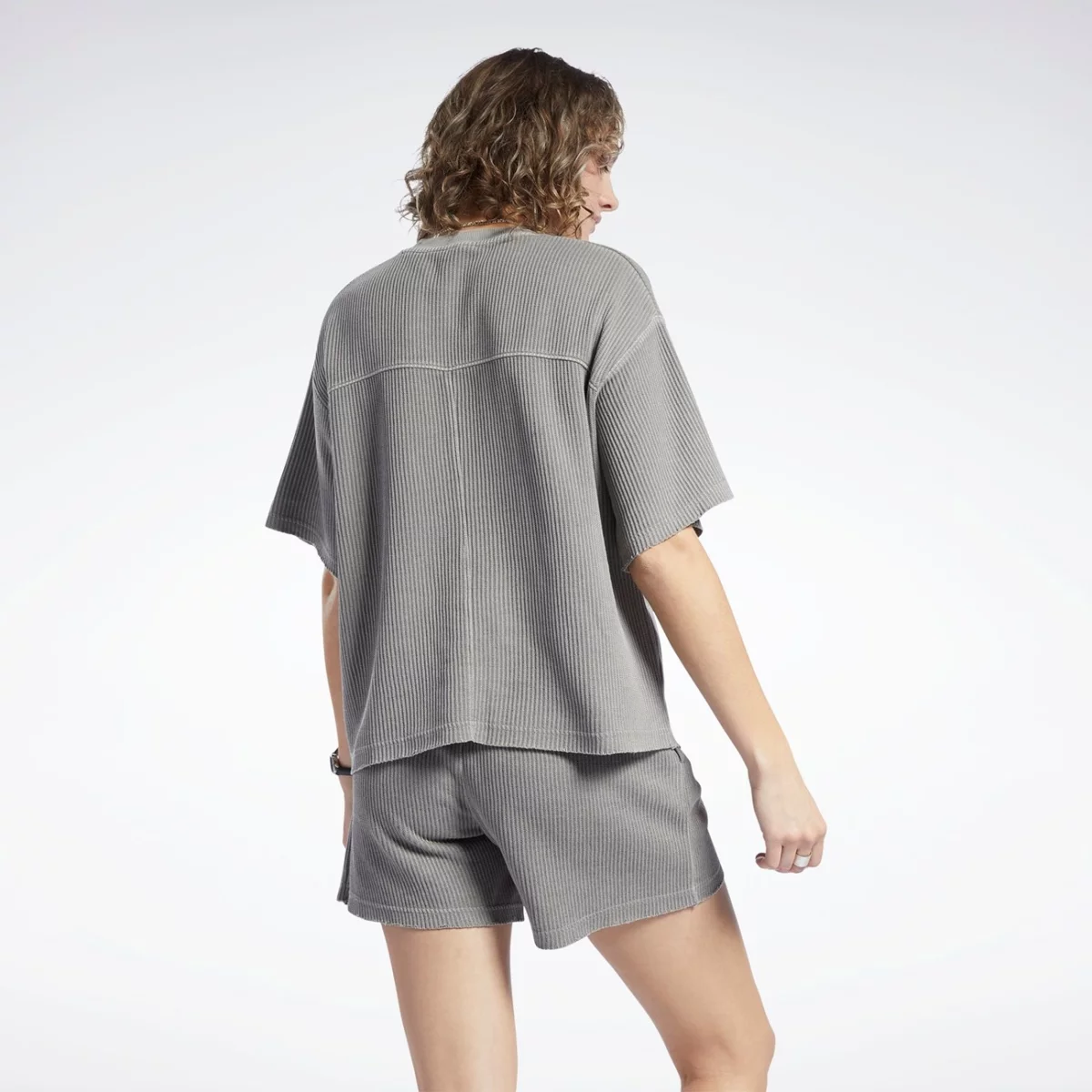 hb8646_app_on-model_back_gradient-huge-6657794c3ad63