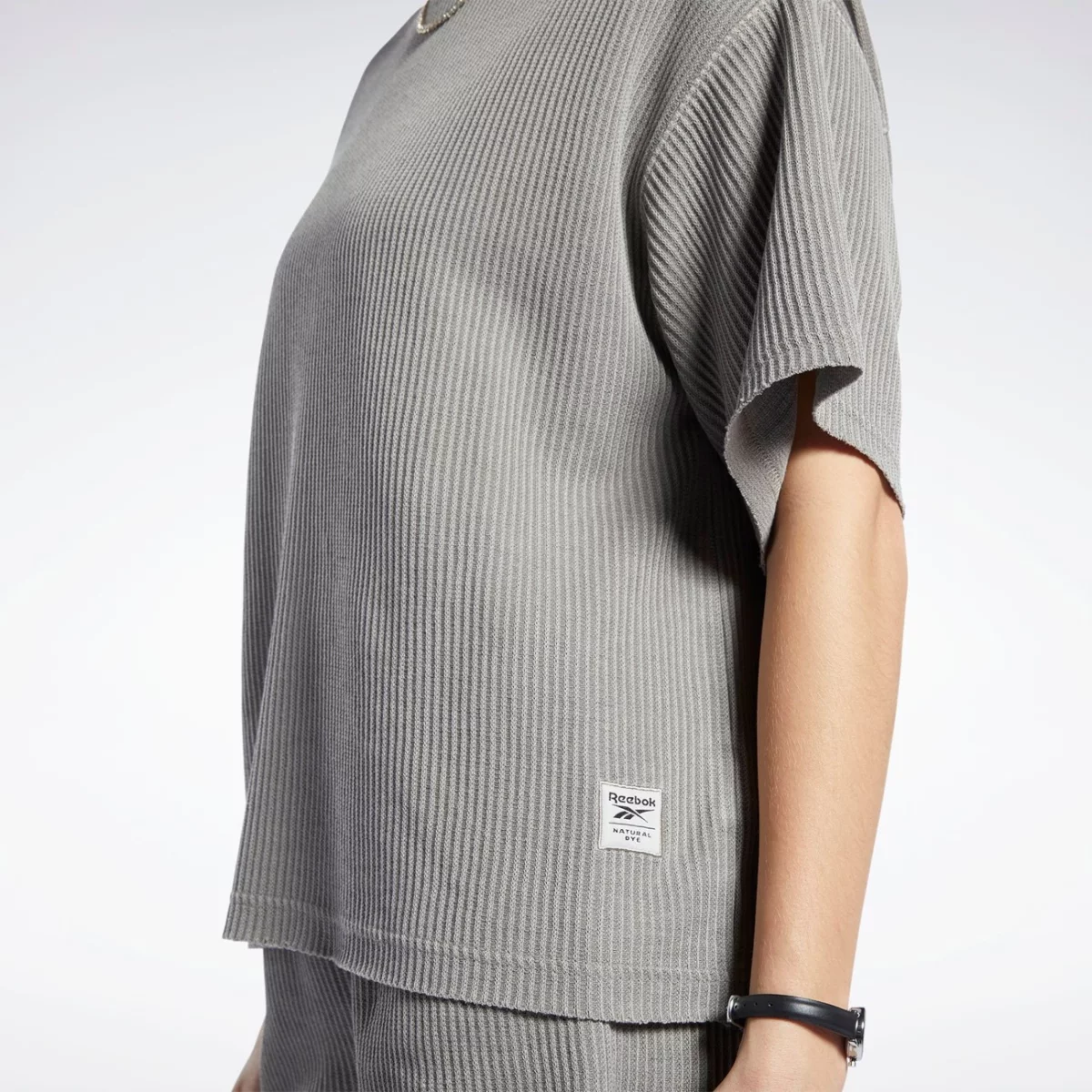 hb8646_app_on-model_detail-1_gradient-huge-6657794f4c621