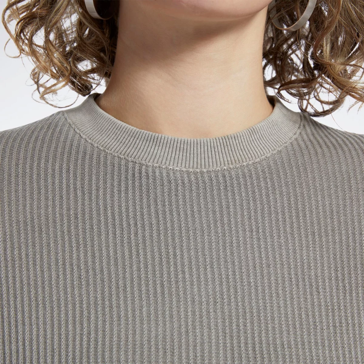 hb8646_app_on-model_detail-3_gradient-huge-66577953aef98