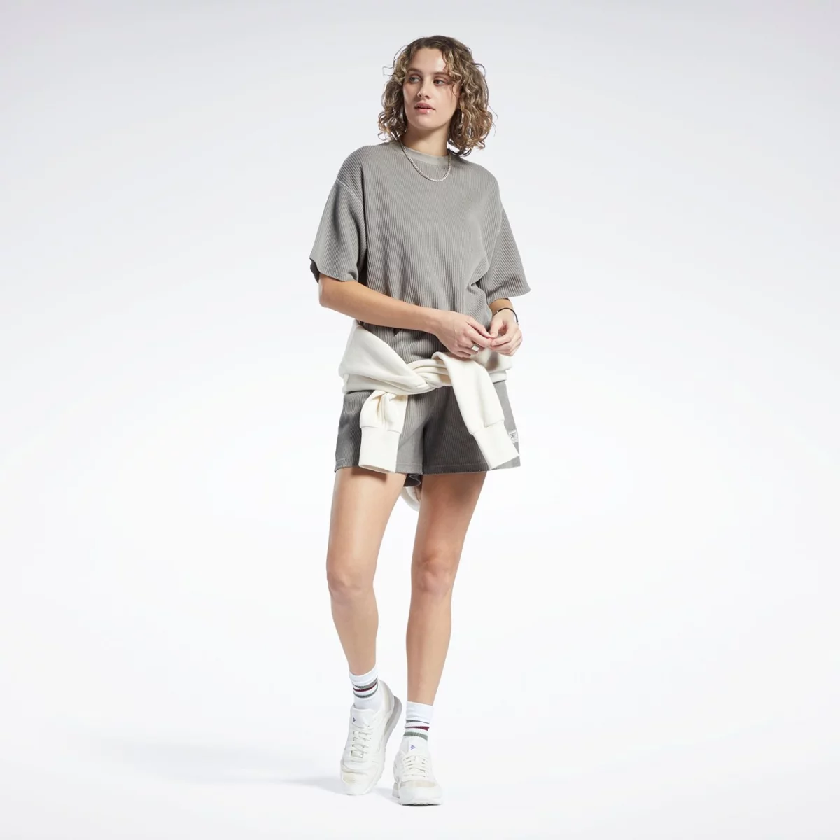 hb8646_app_on-model_side_gradient-huge-6657794dc8819