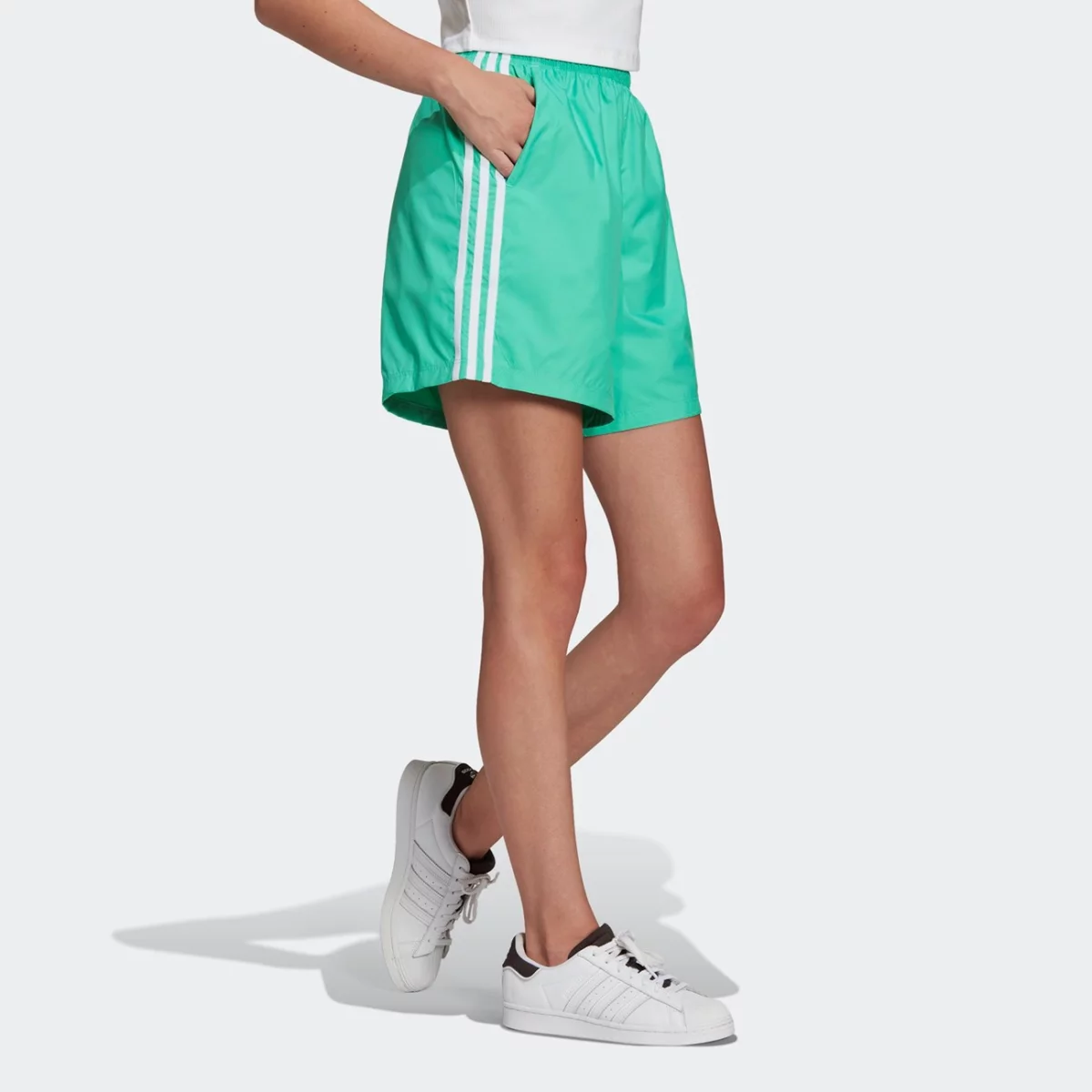 hc1916_app_on-model_walking_gradient-huge-66577962cb8fd