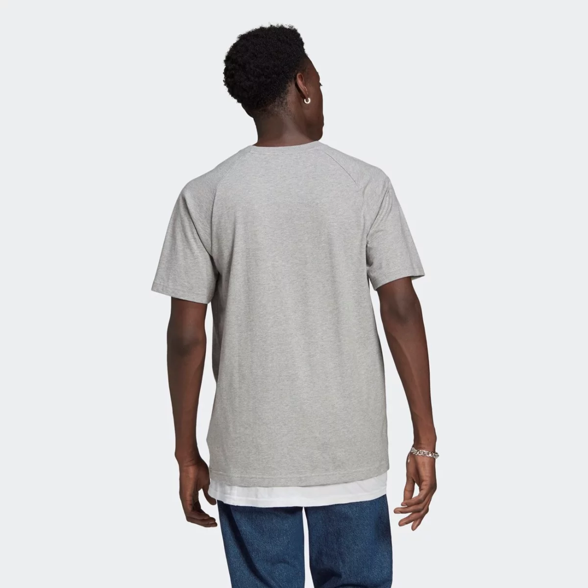gq8917_app_on-model_back_gradient-huge-66575452272be