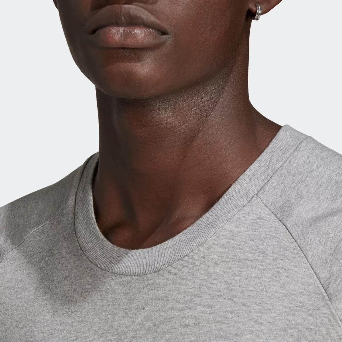 gq8917_app_on-model_detail-1_gradient-huge-6657545763005