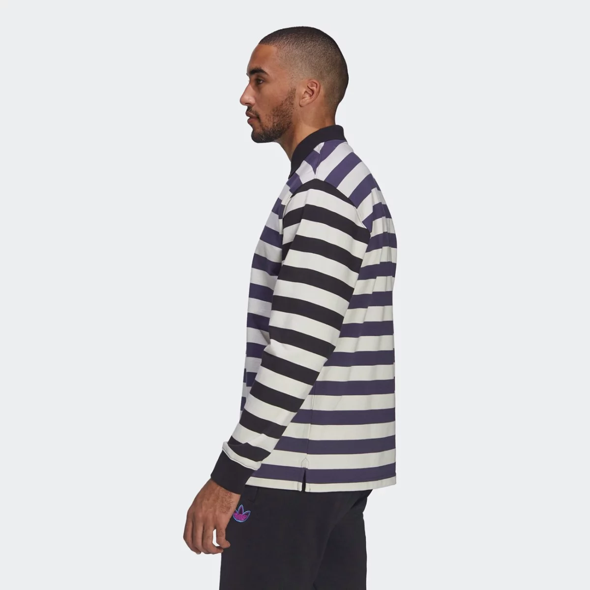 he4704_app_on-model_side_gradient-huge-66577669e99c5