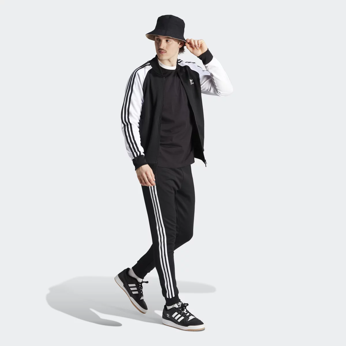 6703dd6273307IL2488_5_APPAREL_On_Model_Walking_View_grey