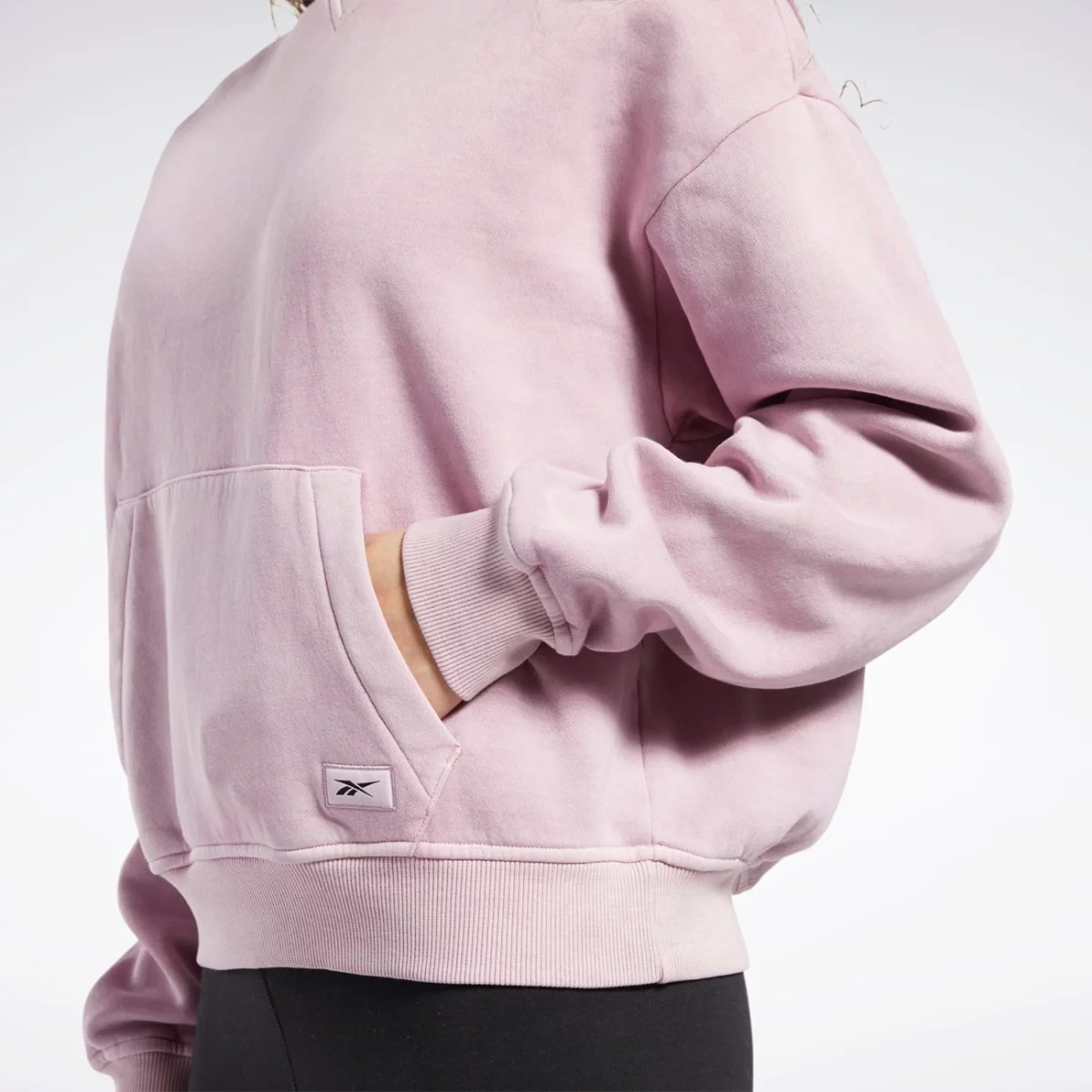 hk4945_6_apparel_on-model_detail-view-1_grey-huge-6657920c01f61
