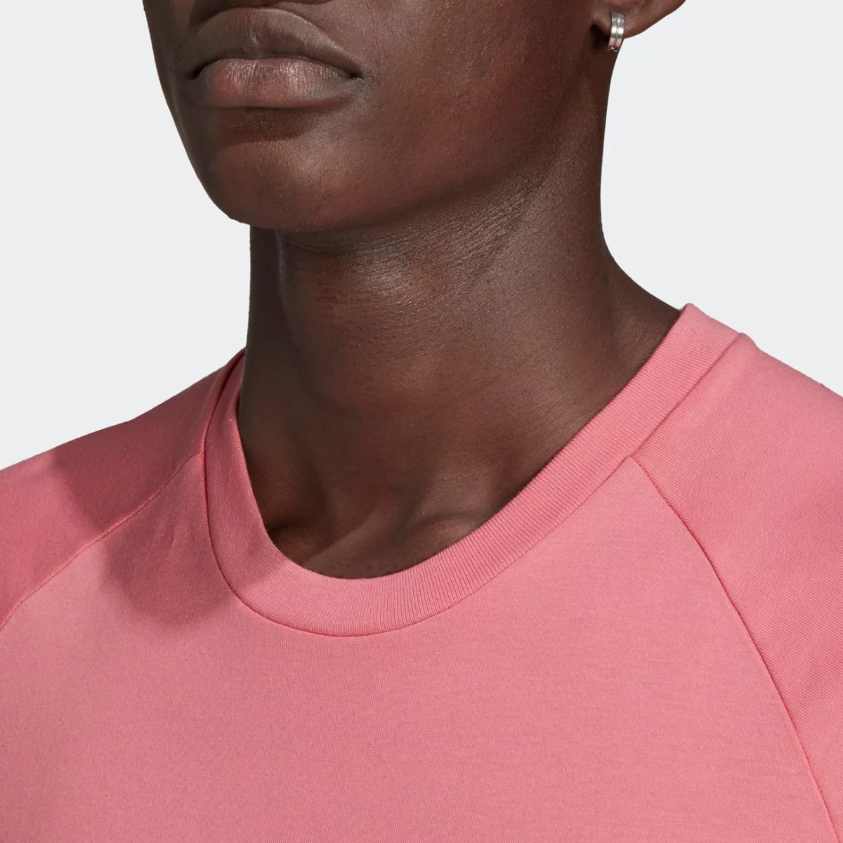 gq8916_app_on-model_detail-1_gradient-huge-665754632031c