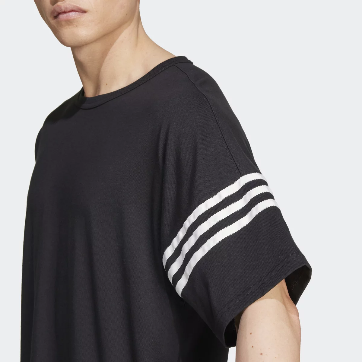 6708e862a2861IW0972_7_APPAREL_On_Model_Detail_View_1_grey